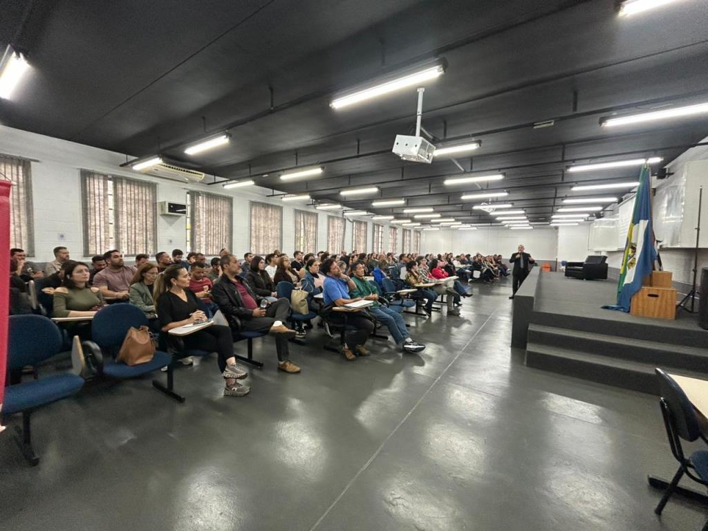 Servidores municipais participam de palestra sobre ambiente de trabalho saudável