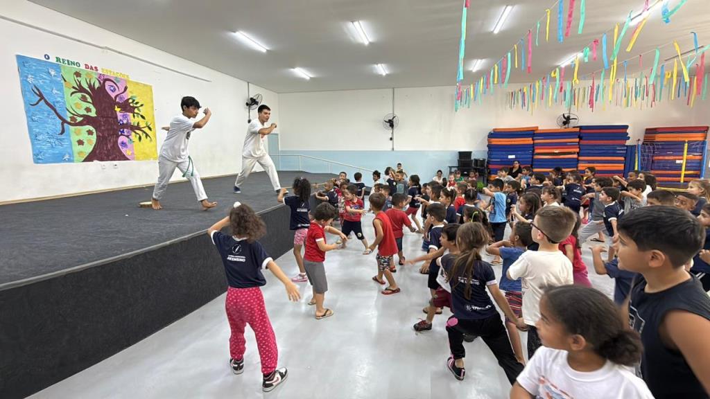 Caravana Esportiva leva capoeira, BMX e karatê a mais de 400 alunos da rede municipal
