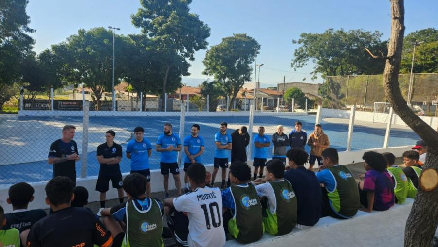 Caravana Esportiva leva vivência de atletas do Futsal a crianças no Gurilândia