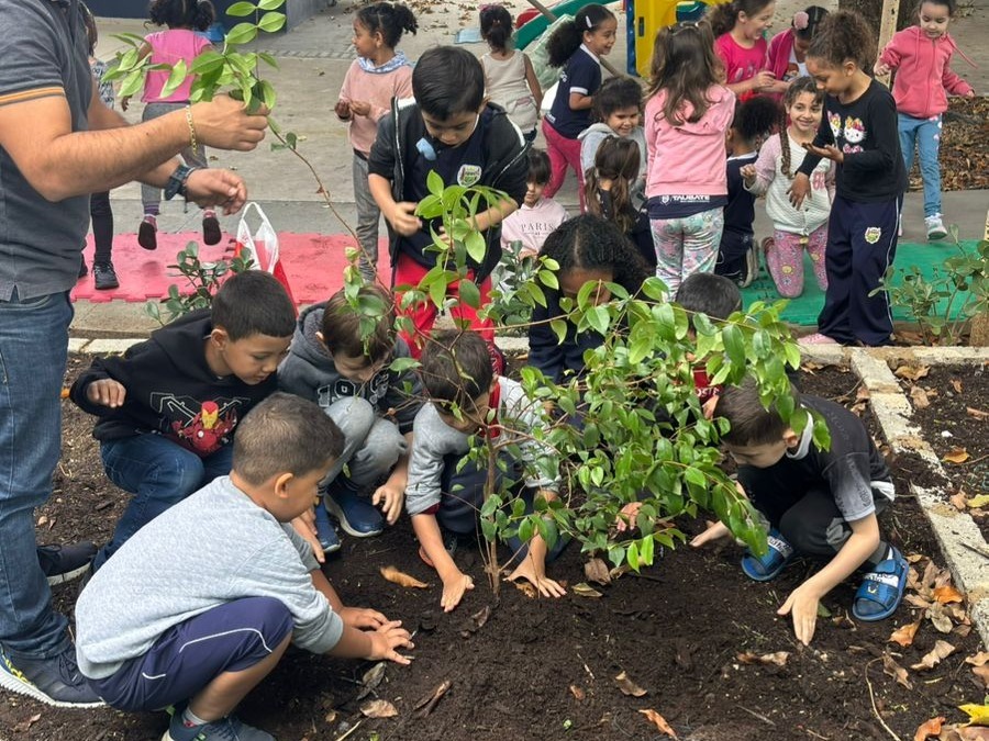 Creche municipal inicia plantio de horta com ajuda das crianças na Semana da Alimentação Saudável