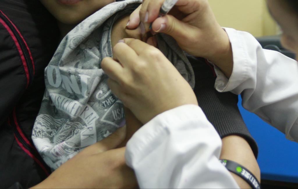 Prefeitura realiza busca ativa para vacinar crianças contra a dengue em regiões com maior incidência da doença