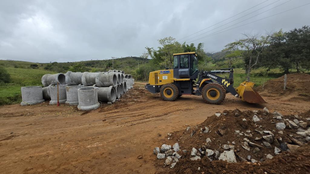 Prefeitura inicia melhorias no sistema de drenagem em trecho de estrada do Barreiro