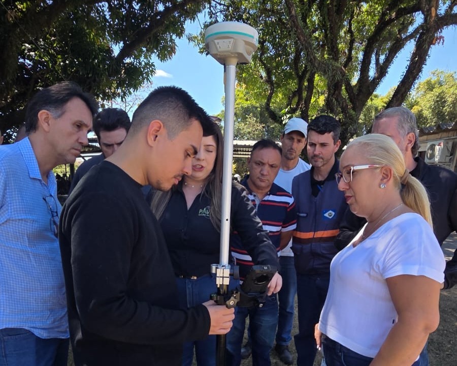 Profissionais da Secretaria de Obras participam de treinamento com aparelho utilizado em trabalhos de topografia