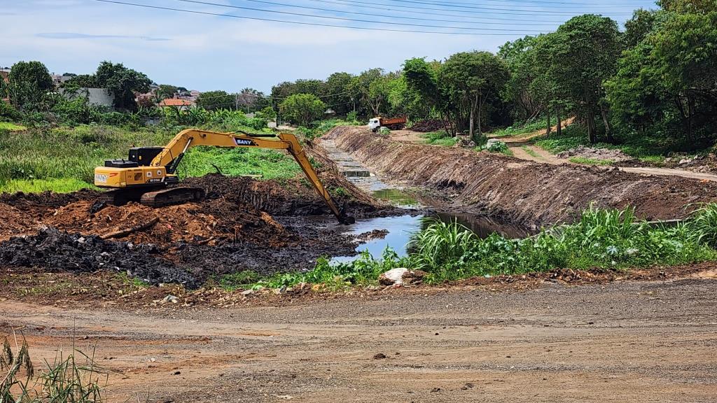 Prefeitura remove 4500 m³ de resídios em córrego da Chácara Silvestre