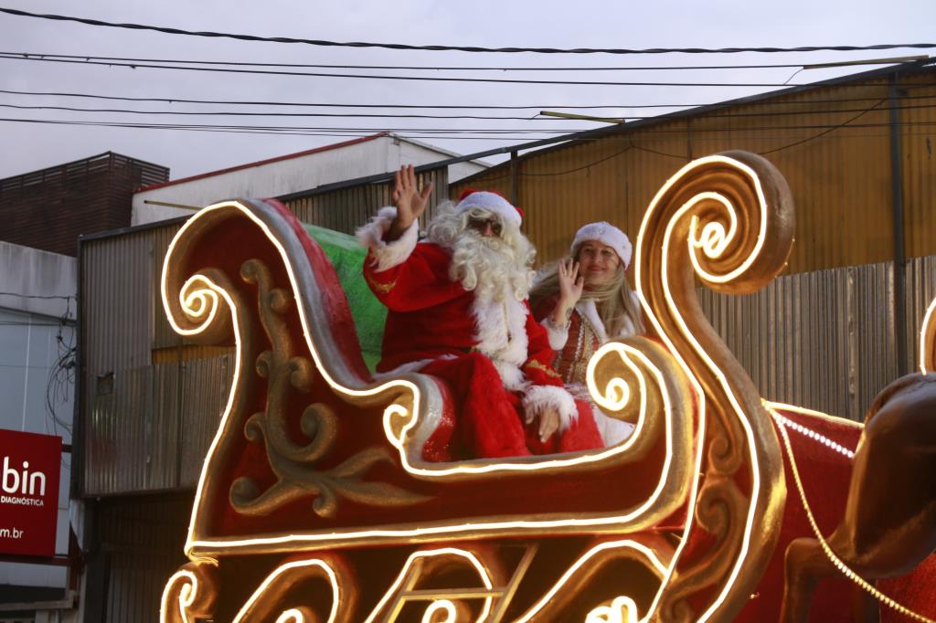 Taubaté realiza Desfile de Natal com percurso em bairros das partes alta e baixa da cidade