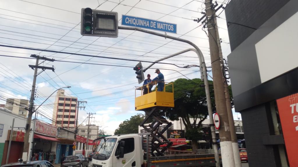 Prefeitura inicia implantação de placas de identificação de vias em semáforos da cidade