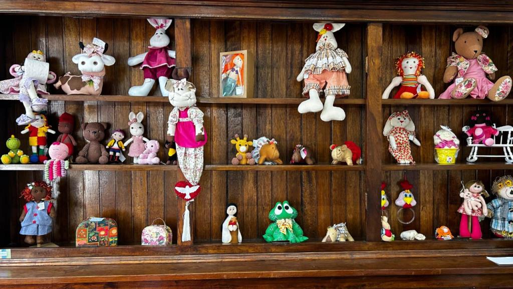 Escola do Trabalho realiza feira de artesanato especial de Dia das Mães