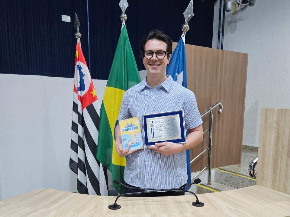 Professor da rede municipal é homenageado por projeto de linguagem musical com alunos de creche
