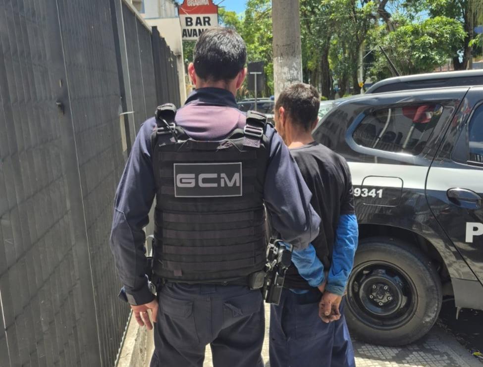GCM prende foragido da Justiça em terreno na avenida Charles Schnneider