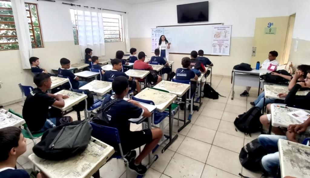 Secretaria de Saúde promove ações de conscientização sobre Outubro Rosa em escolas municipais
