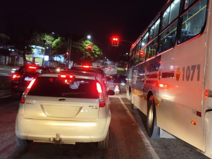 Taubaté adota 'amarelo intermitente' em semáforos durante a madrugada