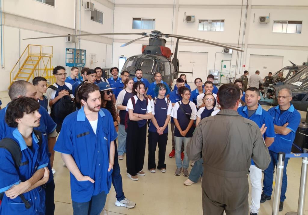 Alunos da Escola Municipal de Ciências Aeronáuticas iniciam estágio no Cavex