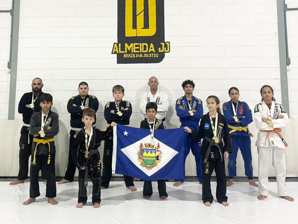 Equipe de Taubaté soma 12 medalhas em competição de lutas em Guaratinguetá