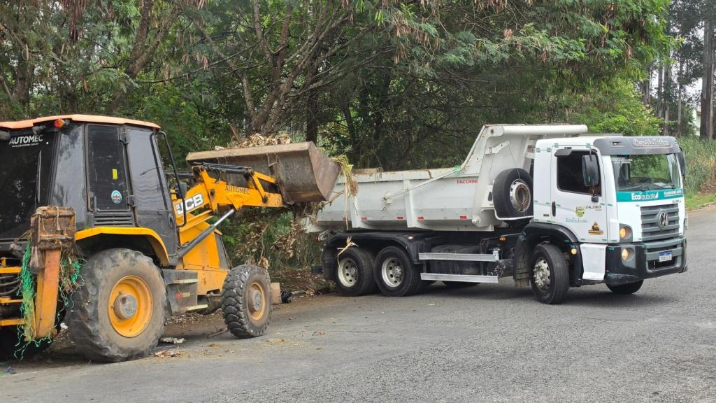 Prefeitura intensifica remoção de descartes irregulares e recolhe 1600 toneladas de entulho e lixo em maio