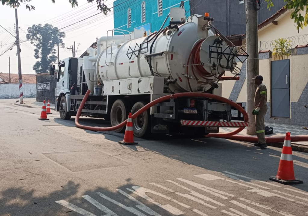 Prefeitura reforça limpeza de bocas de lobo com caminhões de hidrojateamento