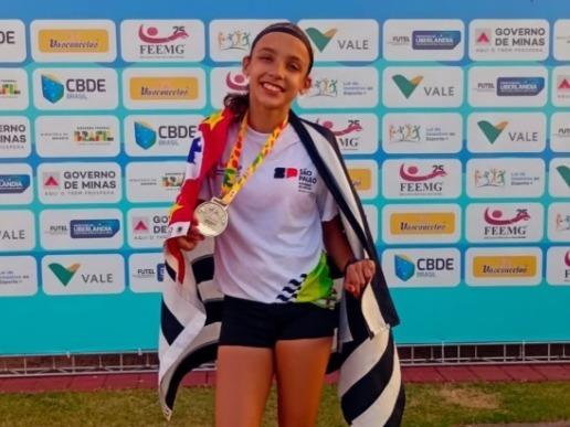Aos 14 anos, aluna da rede municipal conquista duas medalhas de prata nos Jogos Escolares Brasileiros