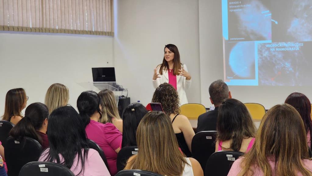 Médica da rede municipal ministra palestra sobre Outubro Rosa a policiais civis da Seccional de Taubaté