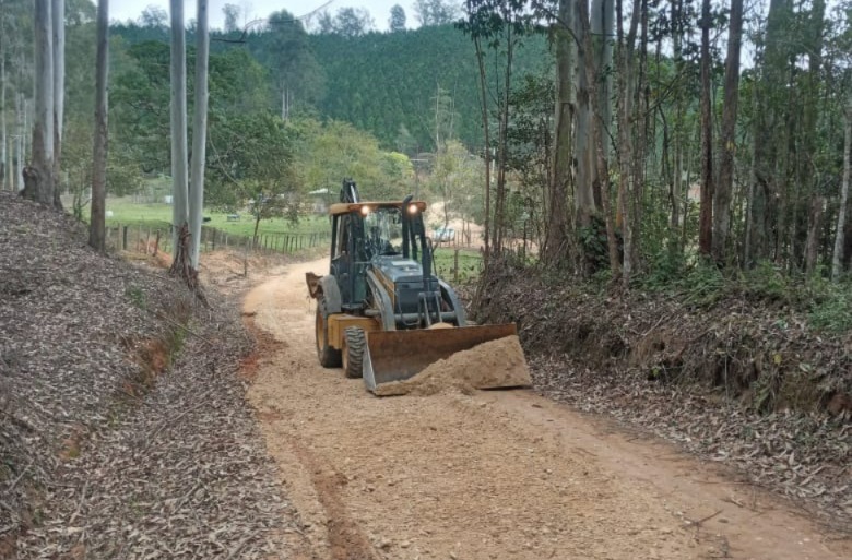 Secretaria de Obras inicia roçada no Rio Comprido e mais melhorias nas estradas rurais