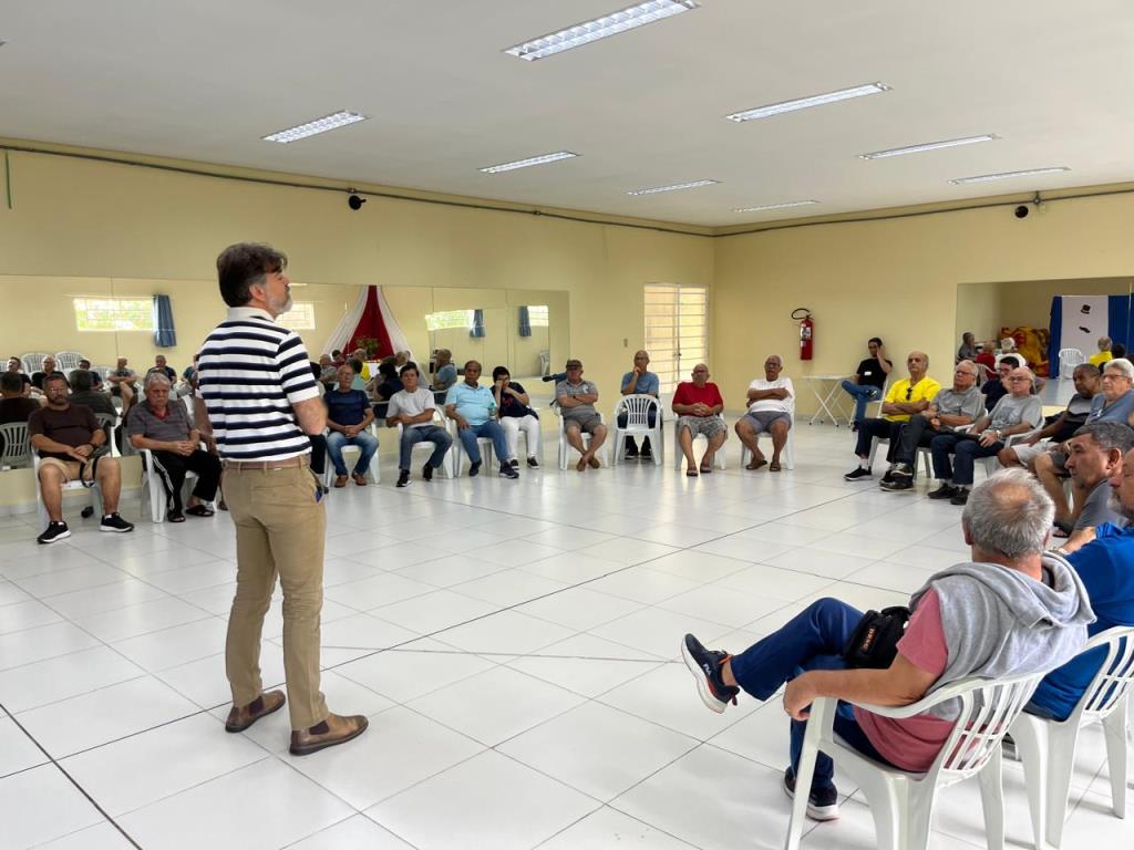 Idosos do CCI recebem palestra sobre autocuidado no envelhecimento masculino