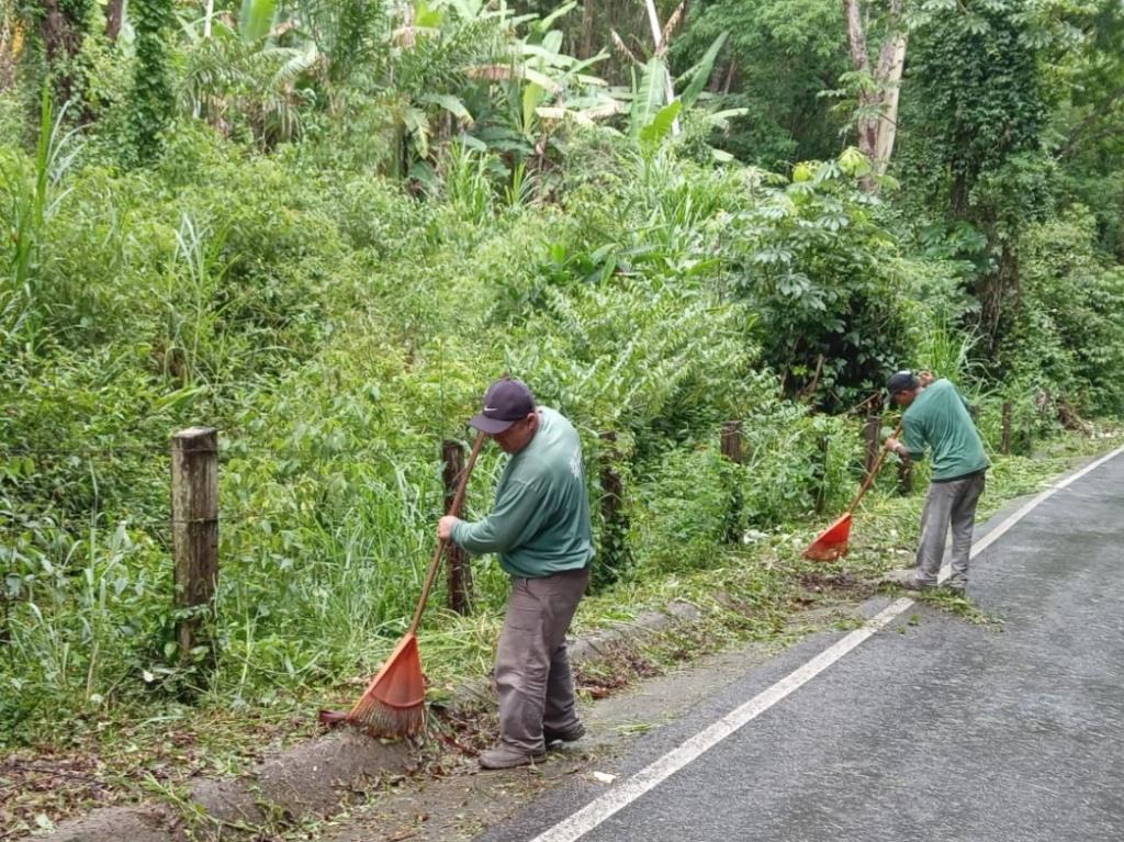 Prefeitura realiza serviços de roçada na Estrada do Macuco, zona rural de Taubaté