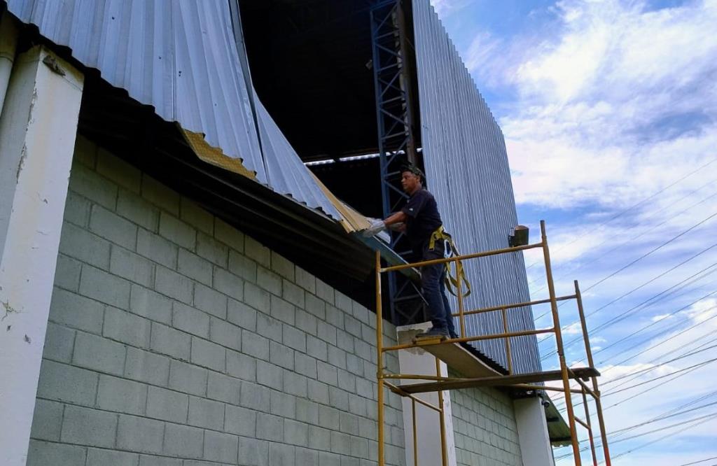 Ginásio Esportivo do Jardim Baronesa recebe reparos na cobertura