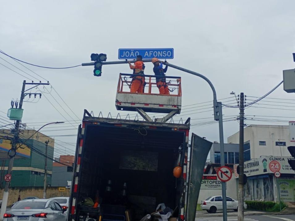 Prefeitura instala mais de 100 placas na primeira etapa de projeto para identificação de cruzamentos