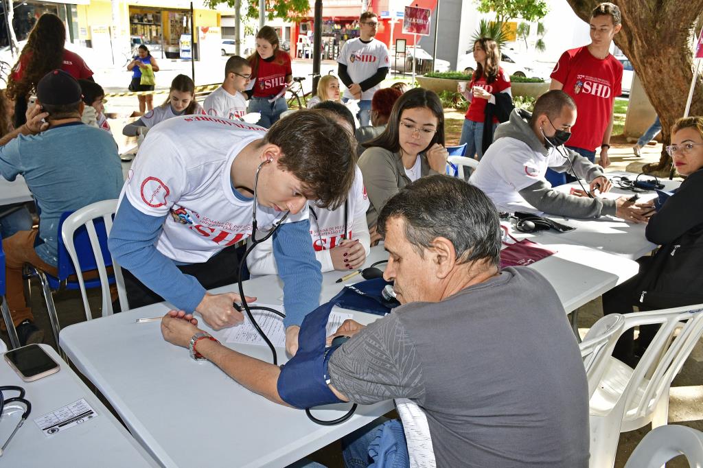 Prefeitura realiza ações de saúde em conjunto com a Unitau na Praça Dom Epaminondas