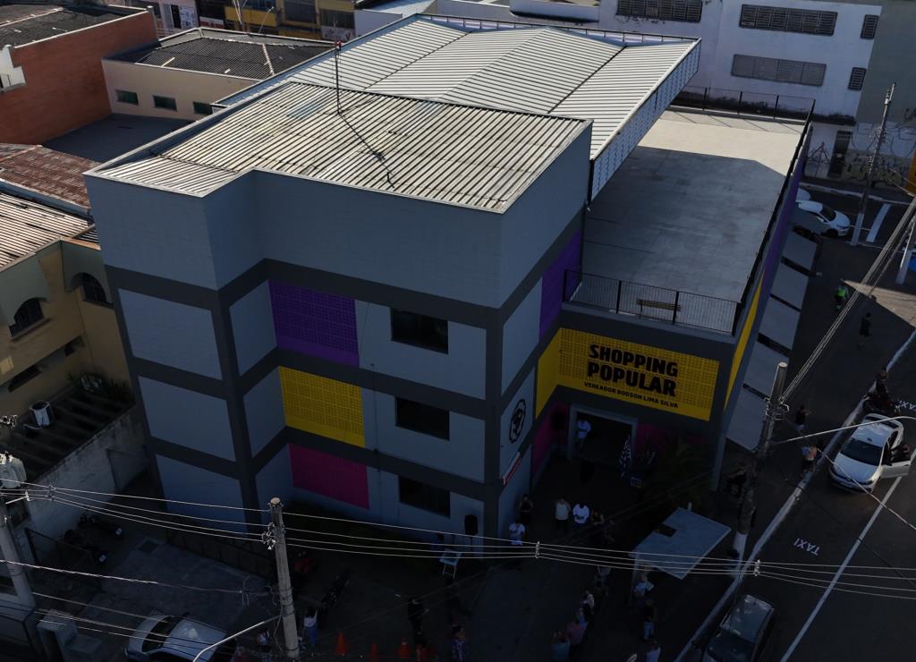 Shopping Popular ganha nova fachada após revitalização da área externa