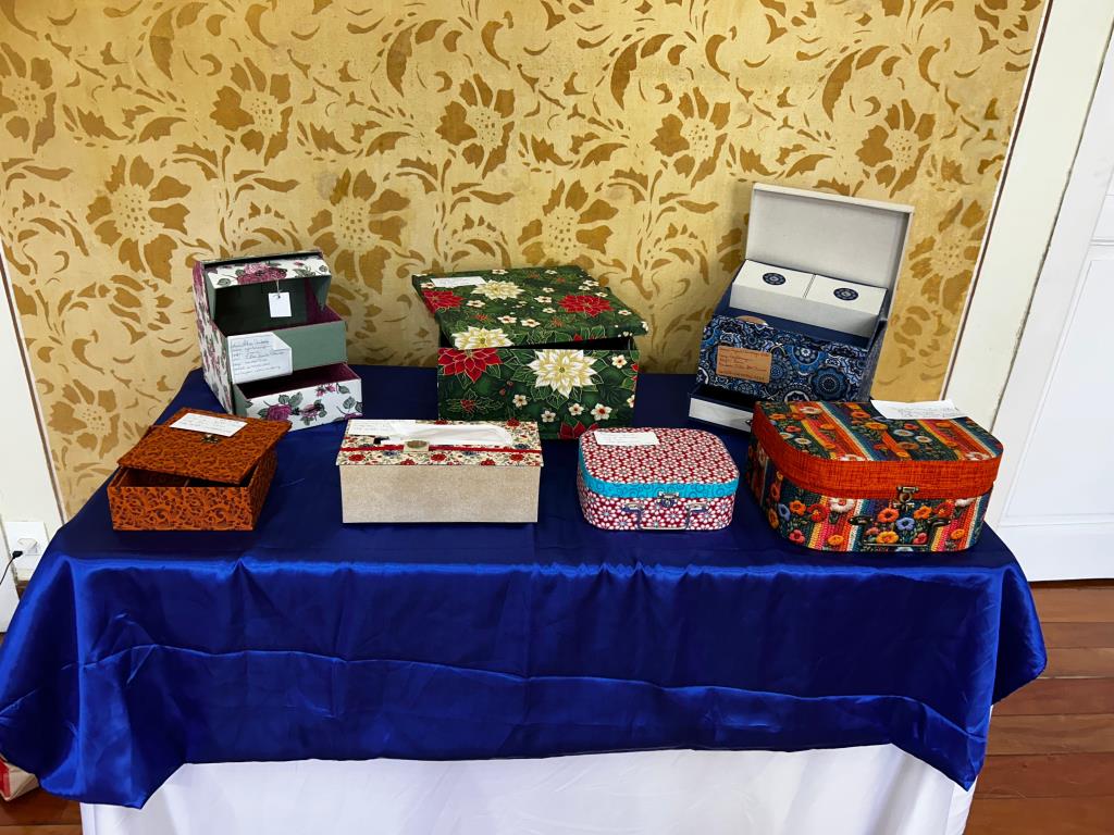 Alunas de artesanato da Escola do Trabalho realizam exposição na Villa Santo Aleixo