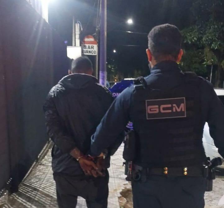 GCM de Taubaté prende suspeito de furto de fiação após ação flagrada por câmeras do CGI