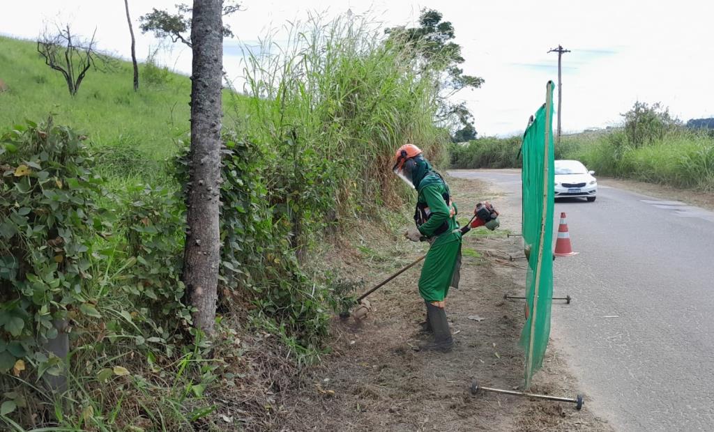 Prefeitura inicia roçada na estrada Geraldo Cursino de Moura, zona rural do município