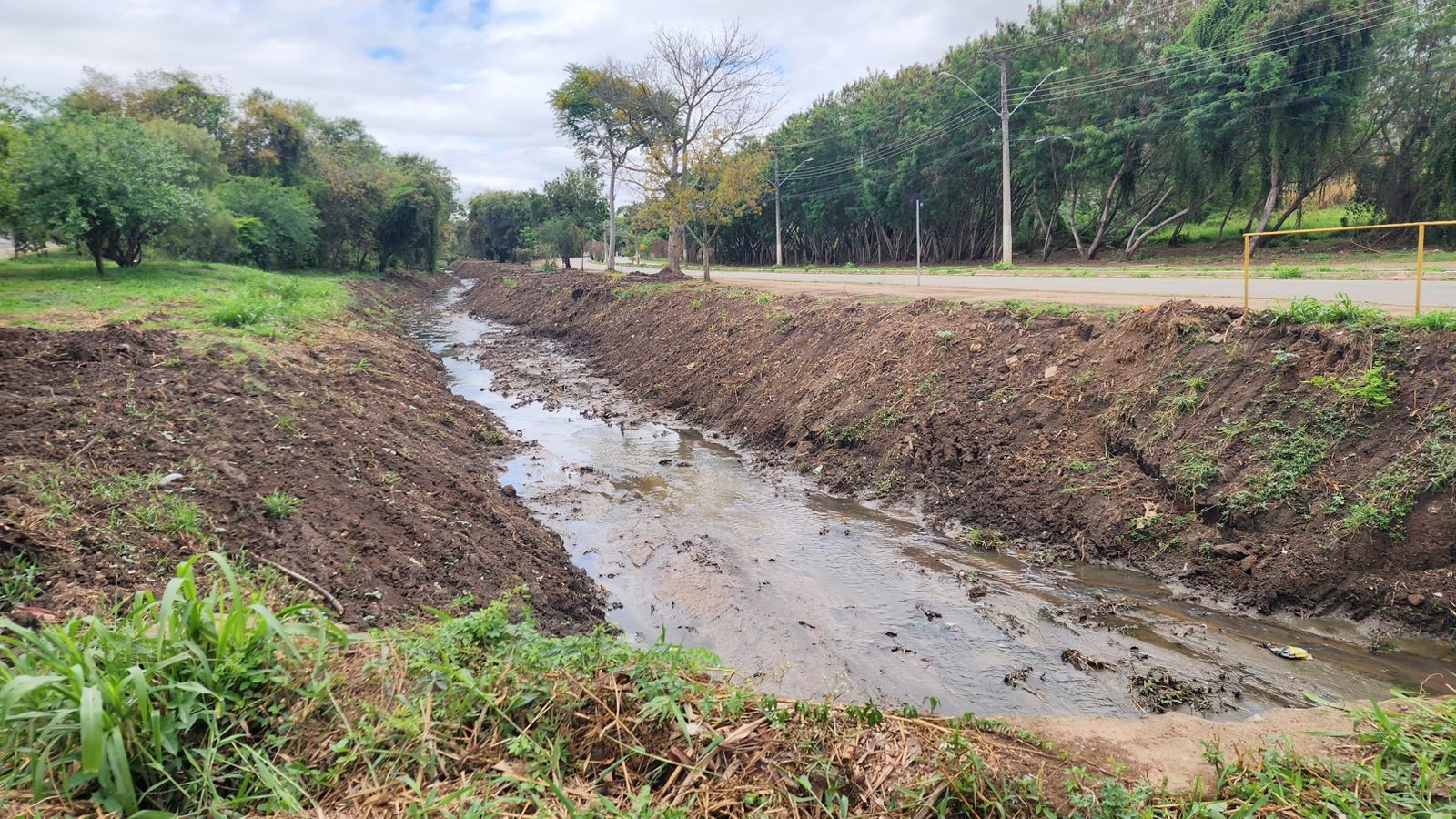 Prefeitura conclui limpeza em trecho de córrego no Campos Elíseos
