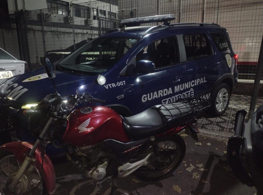 GCM prende homem por tráfico de drogas e uso de placa adulterada no Centro da cidade