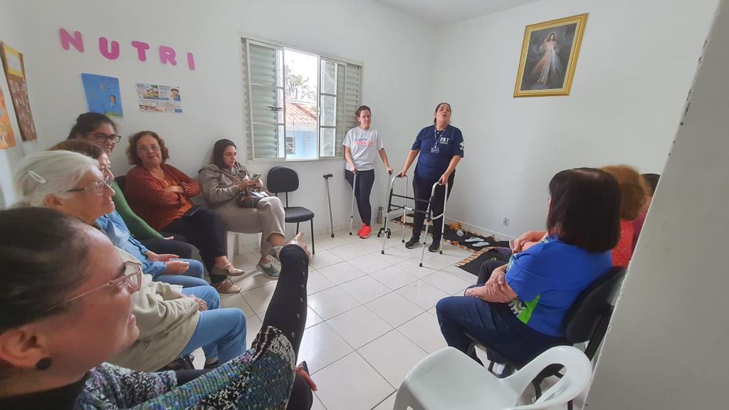 Secretaria de Saúde realiza oficina de prevenção de quedas para idosas da Casa João Paulo II