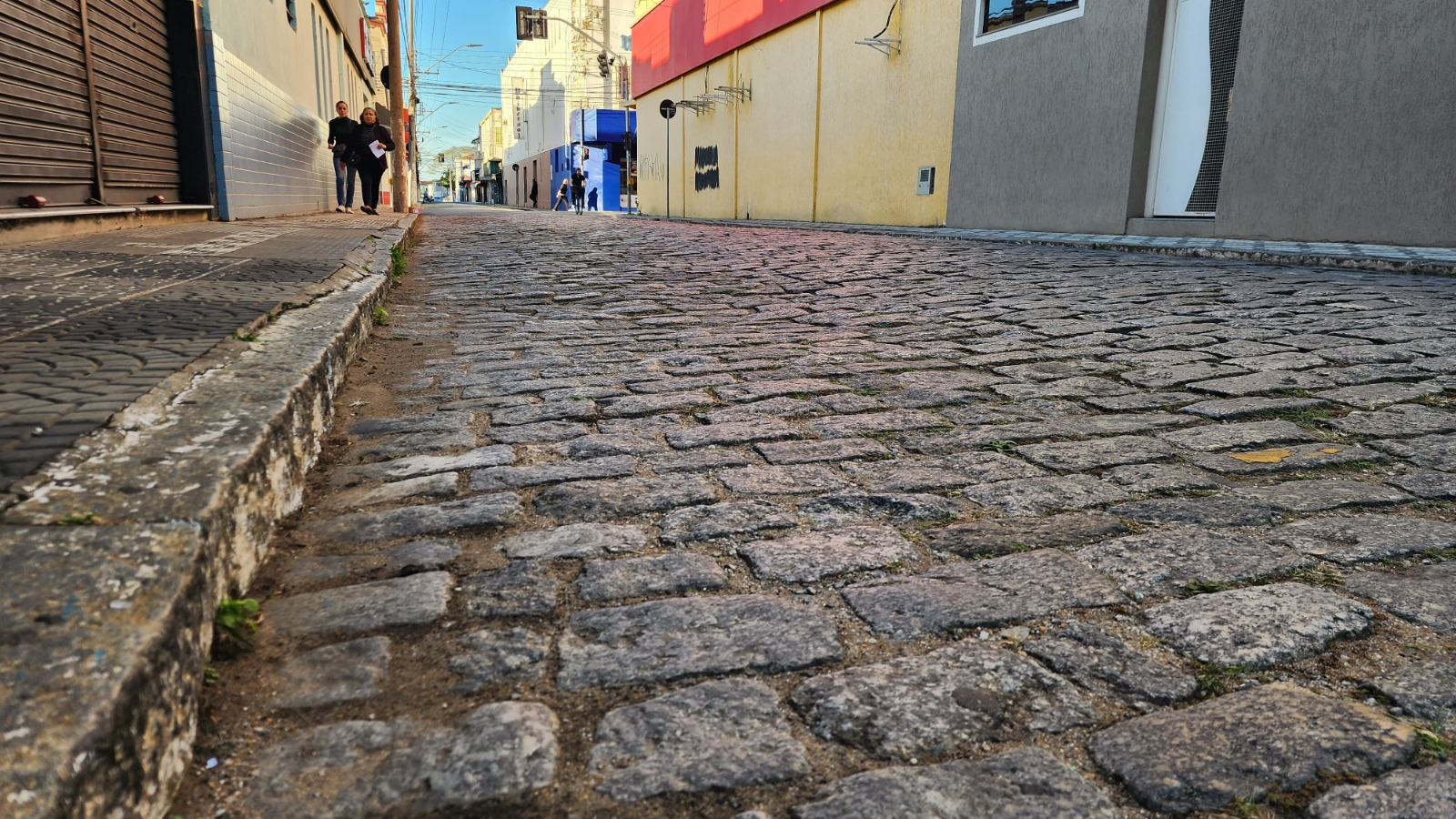 Prefeitura implanta estacionamento rotativo na rua Souza Alves, no centro
