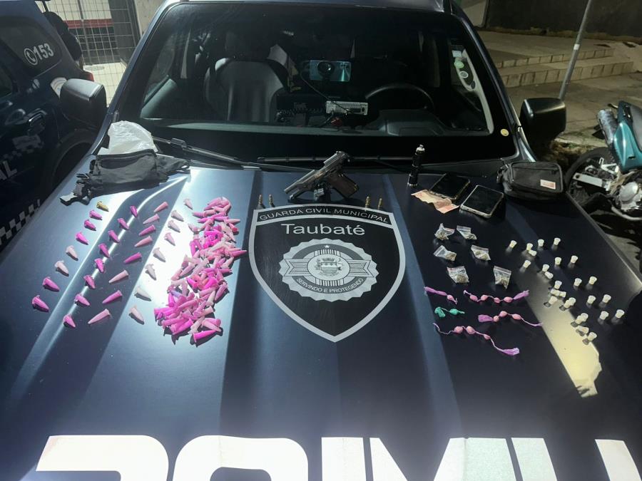 Ronda ostensiva da GCM prende dupla com arma e drogas após perseguição