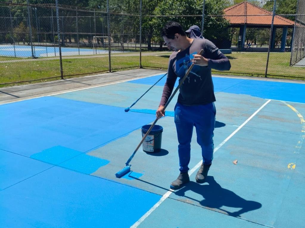 Espaços esportivos da cidade recebem ações de zeladoria, e ginásio do Cecap ganha novo piso