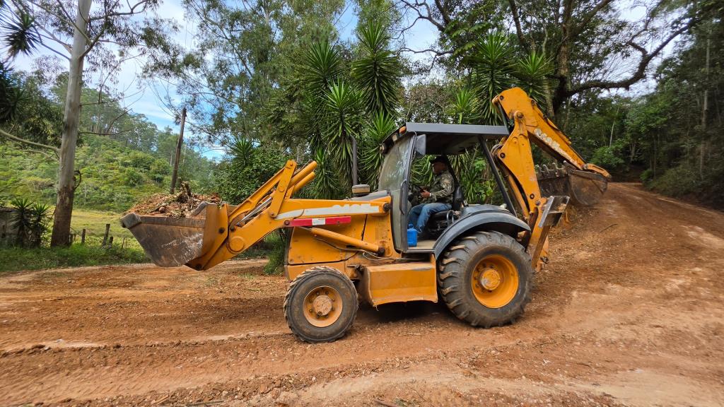 Estrada Pedra Branca, na zona rural, recebe melhorias em trechos críticos
