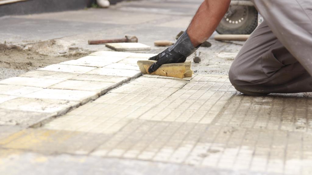 Prefeitura realiza manutenção de calçadas da região central