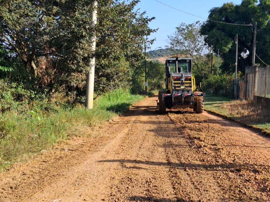 Estrada do Rio Comprido recebe serviços de nivelamento e melhorias na drenagem