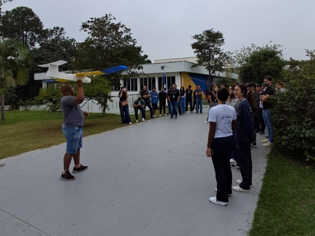 Alunos de escolas municipais participam do “Desafio Miniplanadores Embraer 2026”