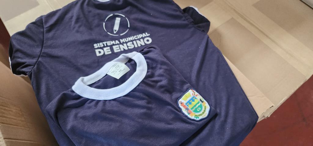 Prefeitura realiza entrega de uniformes e materiais escolares para ano letivo na rede municipal