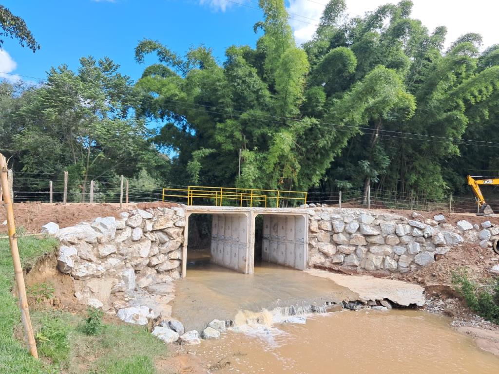 Em parceria com iniciativa privada, Prefeitura conclui reconstrução de ponte na estrada da Malacacheta