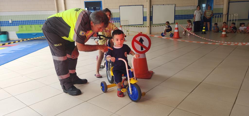 Escola de Trânsito leva diversão e conscientização a crianças na Educação Infantil
