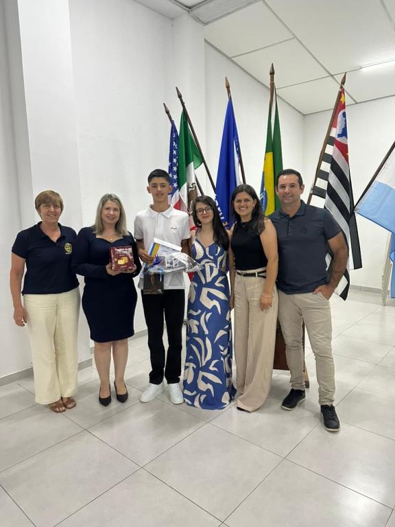 Aluno da EMEB “Professor Raul de Paiva Castro” é homenageado como melhor estudante do 9º ano