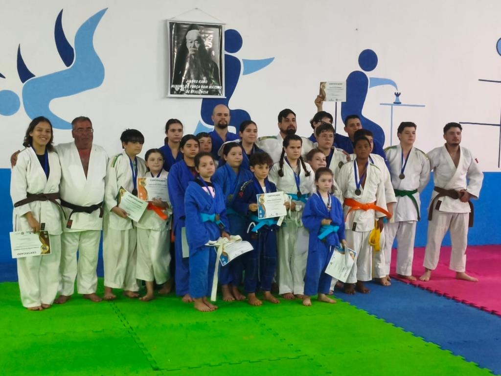 Prefeitura realiza solenidade de entrega de faixas da Escolinha de Judô