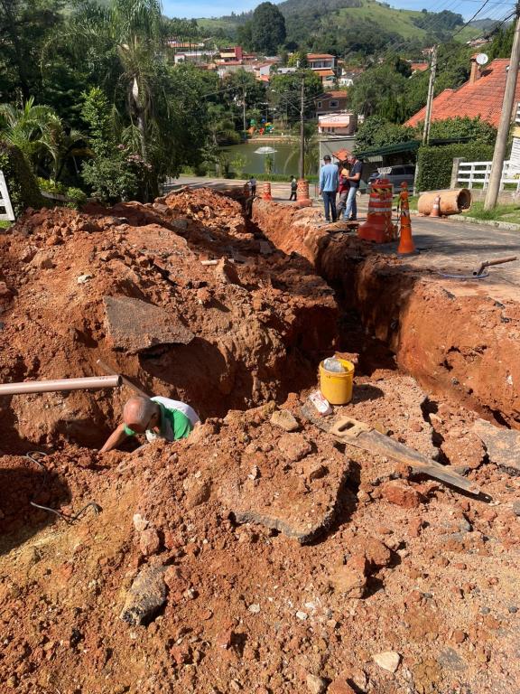 Obras na Rua Oscar Godoy Moreira avançam com substituição da rede de drenagem