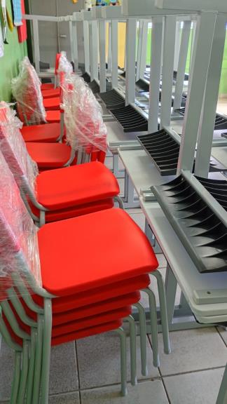 Prefeitura adquire novas carteiras e cadeiras para Unidades Escolares