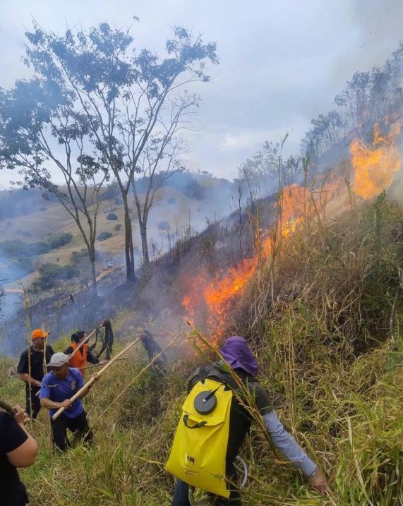 Defesa Civil combate incêndio no Bairro dos Alves