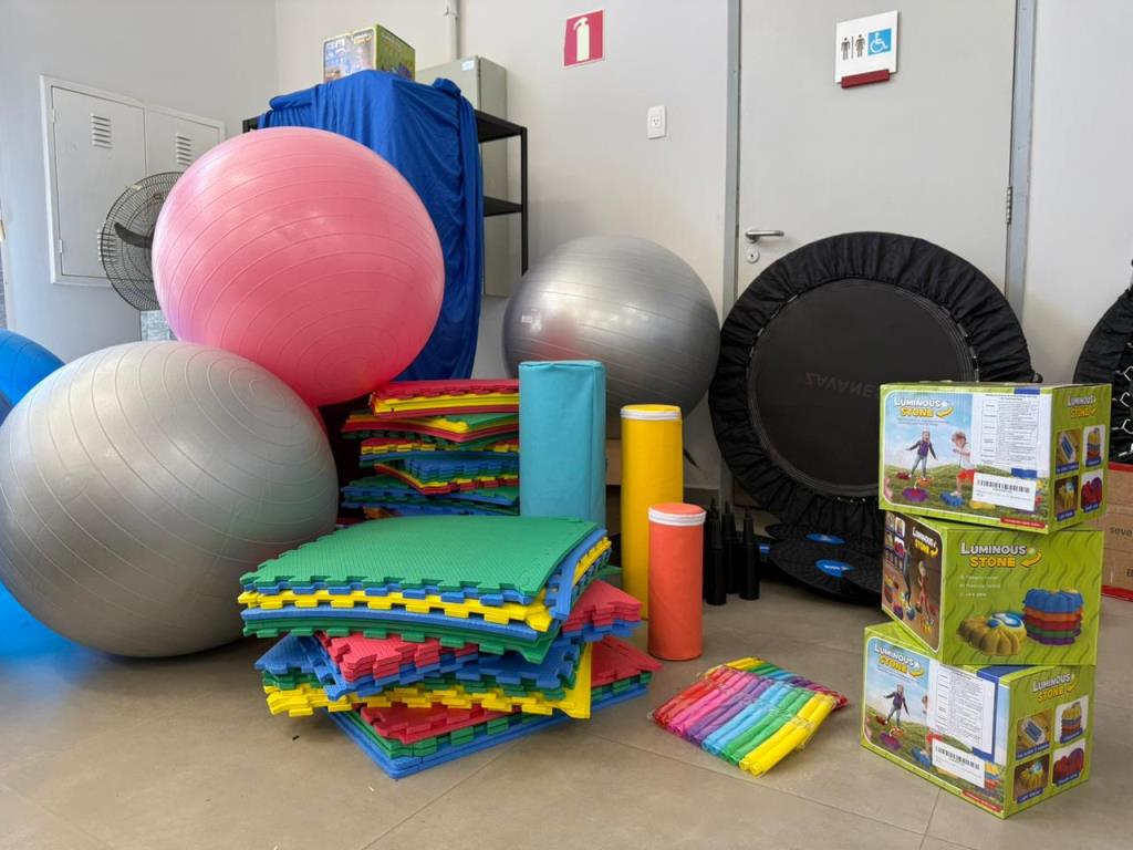 Prefeitura recebe doação de materiais pedagógicos para atendimento de crianças neurodivergentes nas escolas municipais